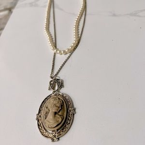 Vintage looking pendant necklace with faux pearls